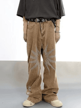 Herrenjeans im Vintage-Waschungsstil mit Stickereien und Knöchelschlag